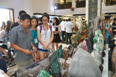 Overseas Vietnamese youth visit landscapes in Da Nang